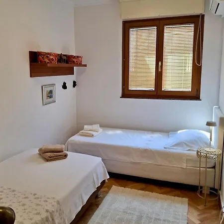 Bizzbuzz Apartment Split